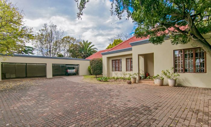 Linden House For Sale: Spacious family home with cottage, garden, and ample parking.