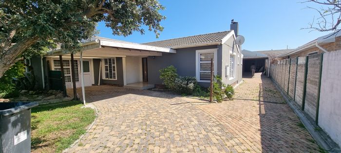 Die Bos House For Sale: Spacious living, flatlet, pool, and braai area.