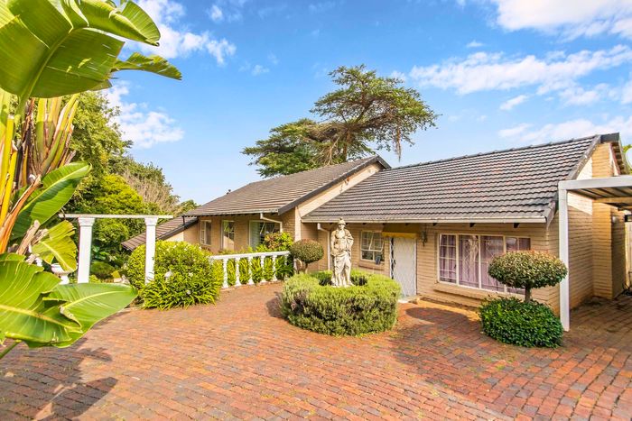 Victory Park House For Sale: Spacious 3-bed, pool, cottages, entertainment spaces.