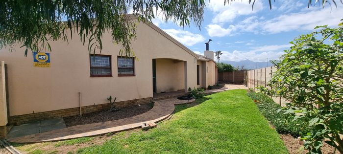 Die Bos House For Sale: 4 bedrooms, splash pool, entertainment area, double garage.