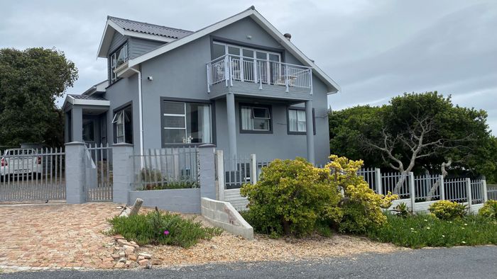 Kleinbaai House For Sale: Dual living, entertainment loft, garden, close to amenities.