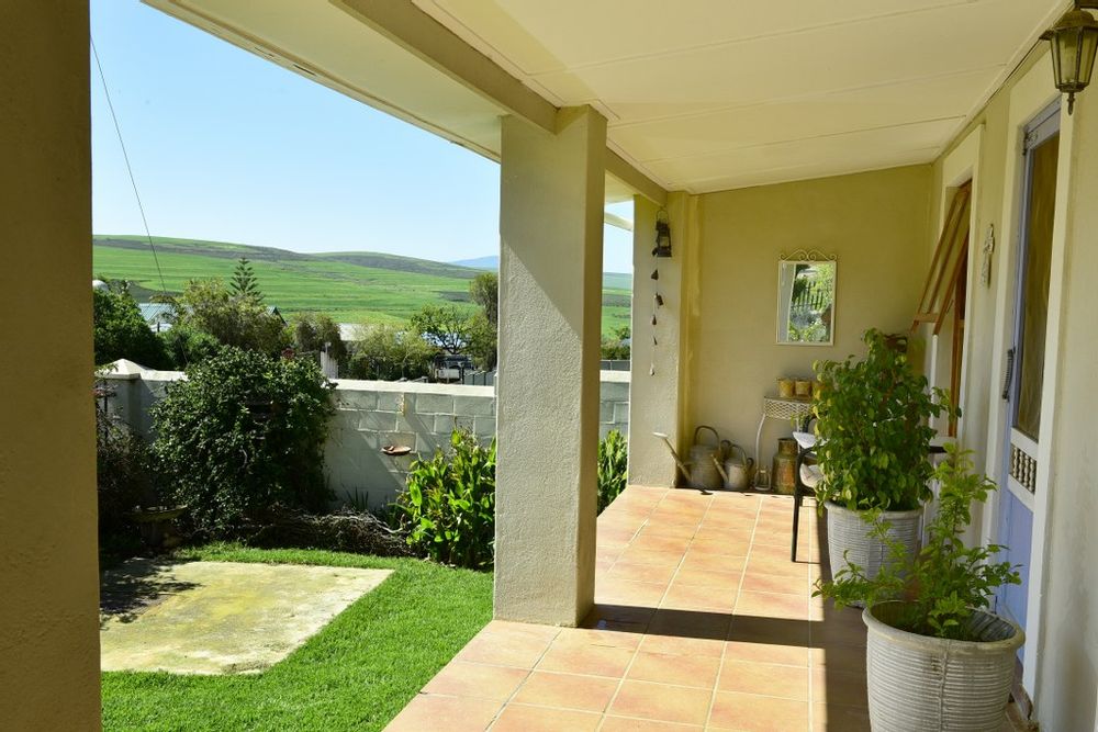 Bot River Central House For Sale 2 beds, cottage, solar, lush