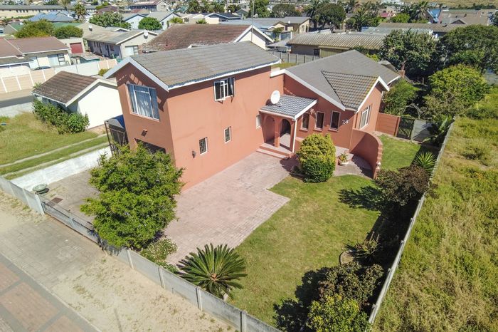 House for Sale in Parkersdorp: Entertainment area, Jacuzzi, near beach and schools.