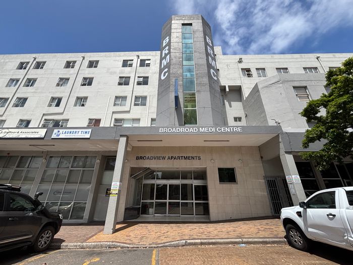 Wynberg Apartment For Sale: 2 bedrooms, 24-hour security, allocated parking, lift access.