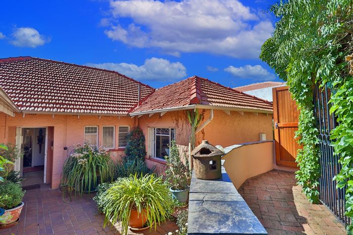 Linden House For Sale: 4 beds, pool, guest suite, large garden, double garage.