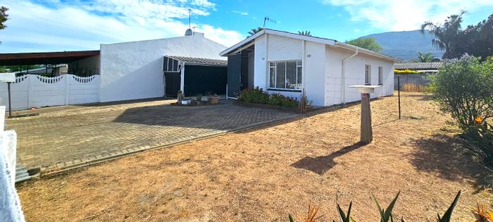 Paarl North House For Sale: Three bedrooms, spacious living, large yard, mountain views.