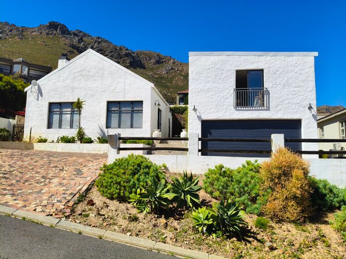 Gordon Heights House For Sale: Three bedrooms, flat, braai area, mountain views.