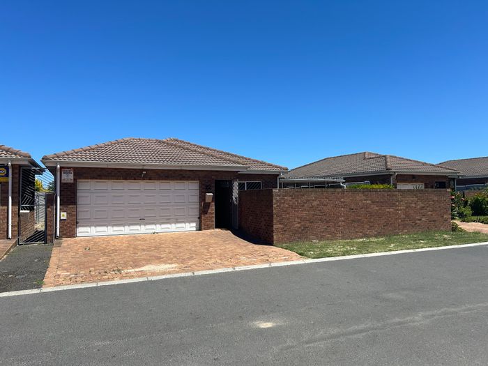 3-Bedroom House in Jagtershof For Sale: Pool, Braai Area, Secure Parking.