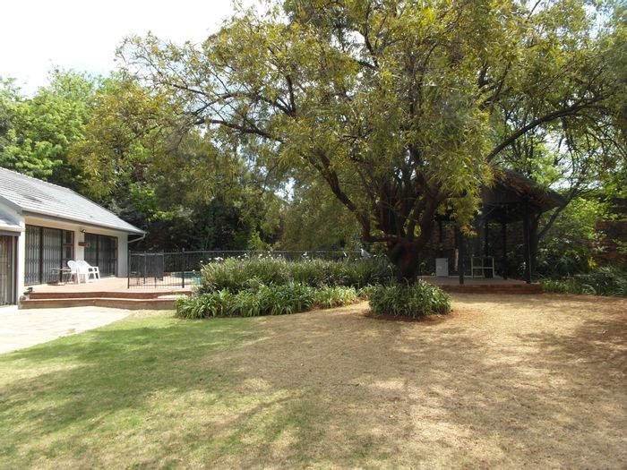 Northcliff Cottage To Rent: Communal garden, pool, braai area, and secure parking.