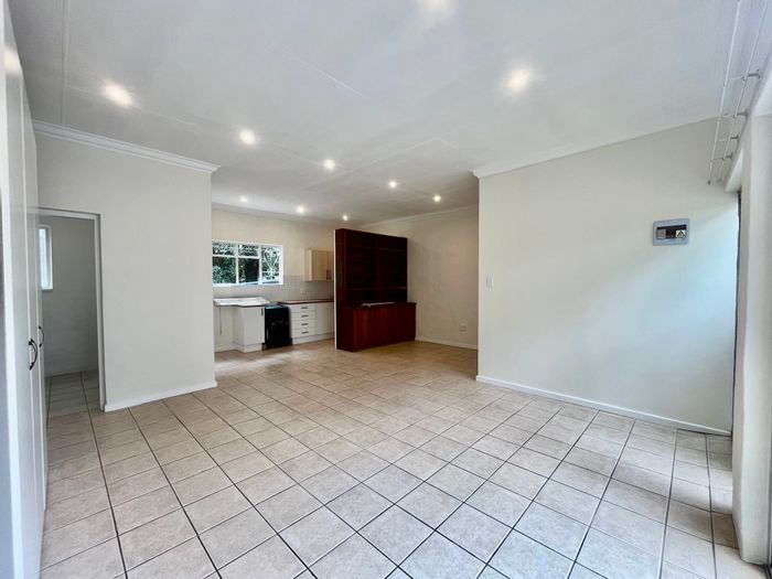 Linden Apartment To Rent: Open-plan studio, pool access, communal garden, secure parking.