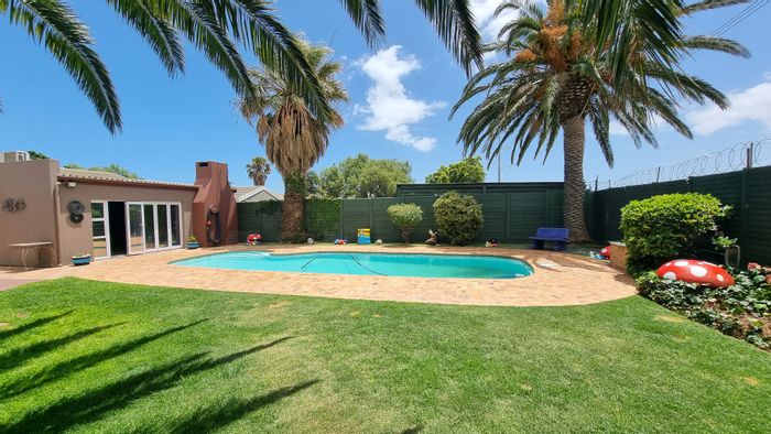 Family home in Die Bos for sale: pool, braai area, flatlet, ample parking.