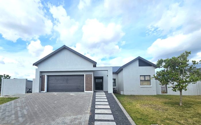 For Sale: House in Paarl South with spacious garden, covered patio, and green belt access.