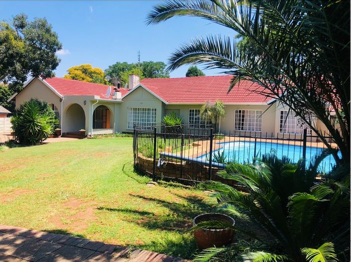 Northcliff Cottage To Rent: Open plan living, pool access, covered parking, no pets.