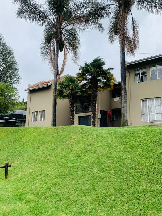Ground floor apartment in Melville with garden, pool, gym, and 24hr security. To Rent.