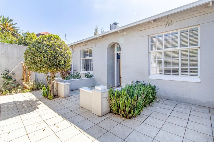 House in Melville To Rent: 3 beds, pool, secure parking, and garden.