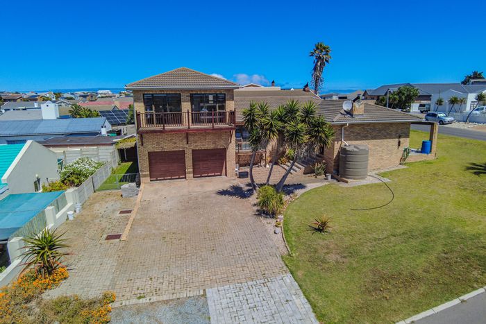 Yzerfontein Central House For Sale: Dual-living, indoor/outdoor braai, spacious garden.