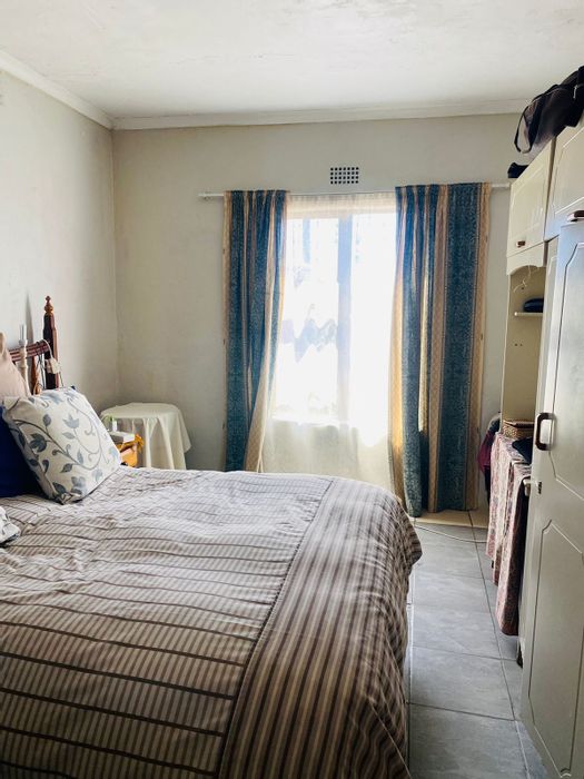 3-Bedroom House with Lounge and 3 Garages in Mandela Park, For Sale.