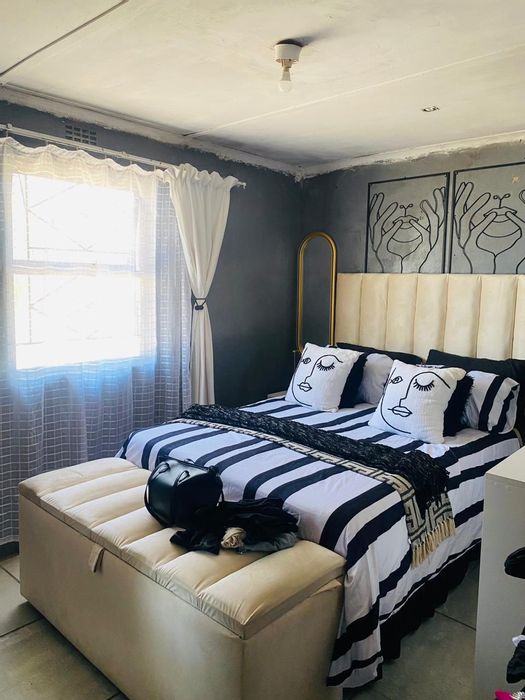 For Sale: House in Mxolisi Phetani, 2 Bedrooms, Corner Plot, Growth Potential.