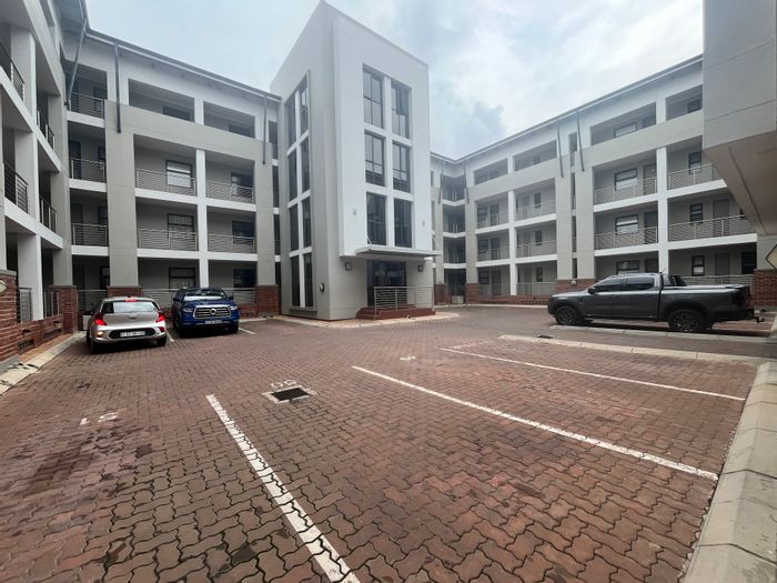 Rivonia Apartment To Rent: 1 bed, pool access, 24-hour security, WiFi-ready.