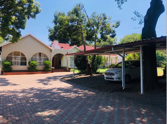 Northcliff Apartment To Rent: Bachelor studio with pool, garden, and secure parking.