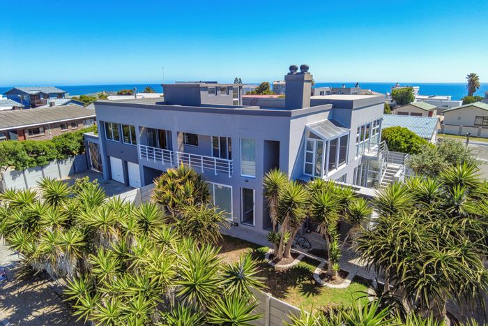 Yzerfontein Central House For Sale: Dual-living, sea views, rooftop deck, outdoor braai.