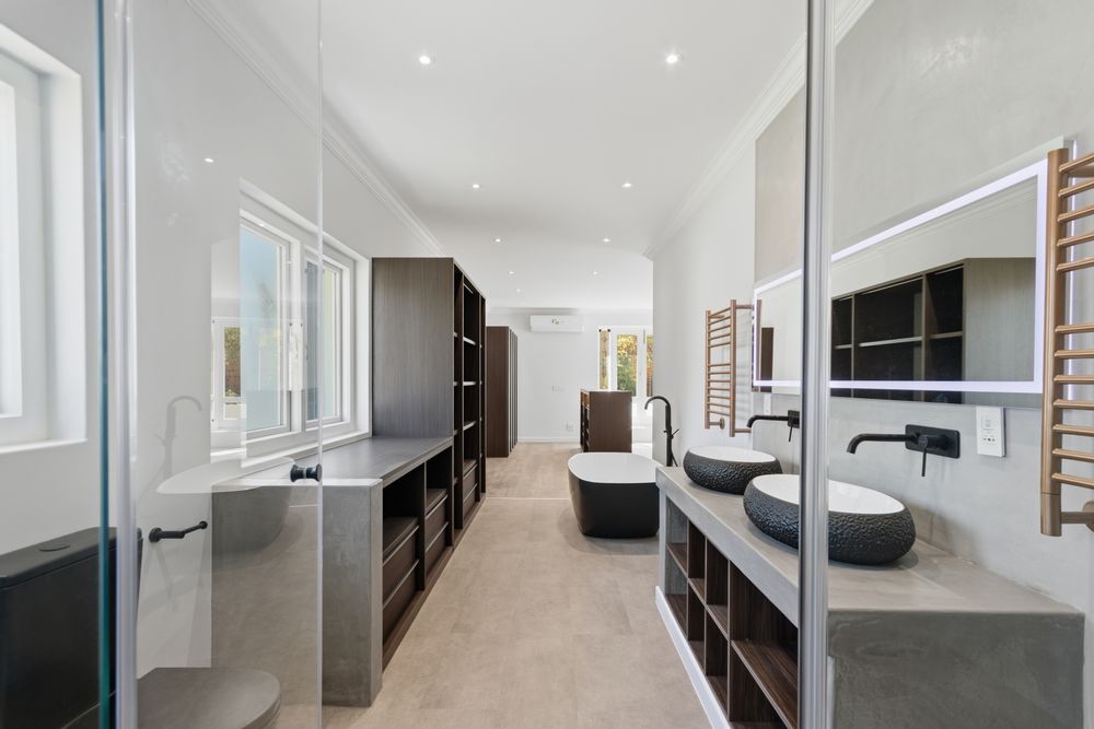 Main en-suite bathroom