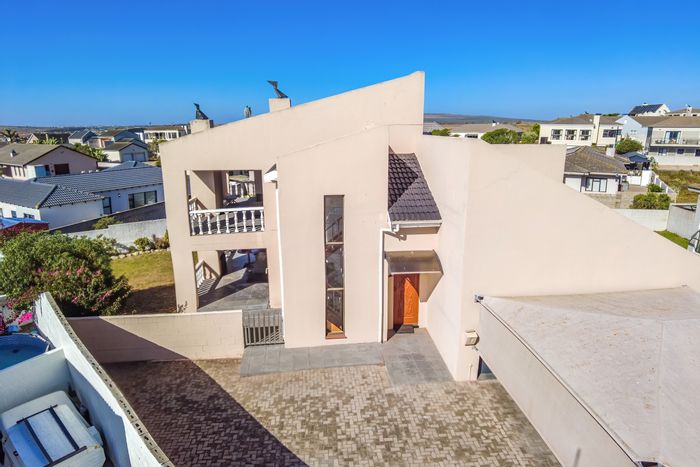 Family-friendly house in Country Club with entertainment areas and spacious garden, For Sale.