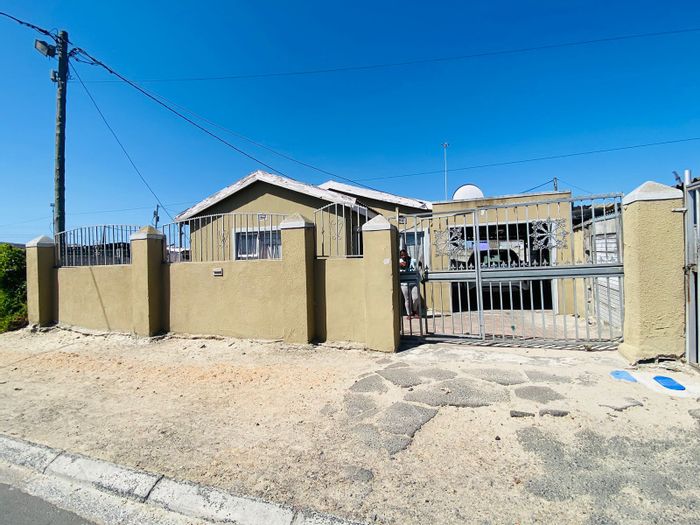 3-Bedroom House in Nonqubela For Sale: Built-in Kitchen, Double Garage, Secure Yard.