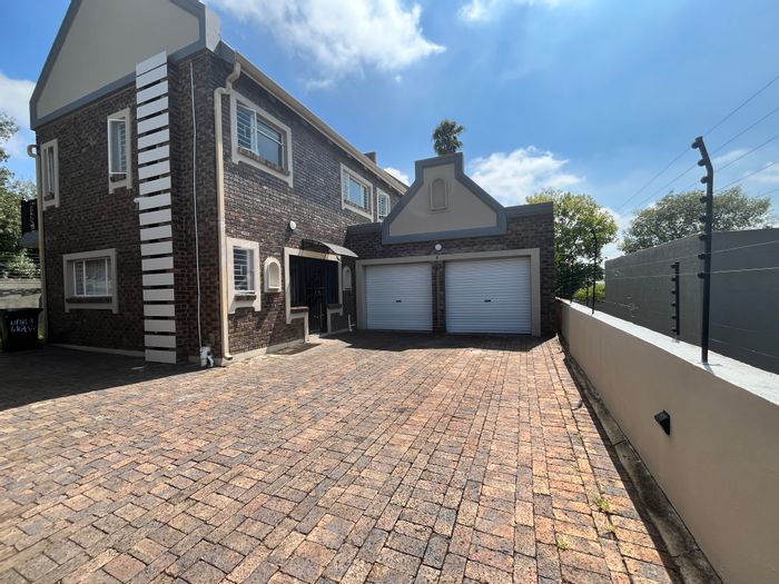 East Town House To Rent: Double storey, garage, garden access, office nook.