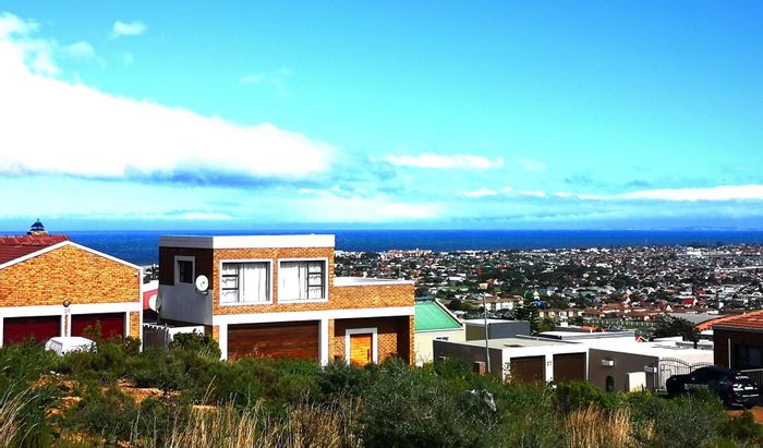 House for Sale in Mountainside: 4 bedrooms, sea views, double garage, balcony.