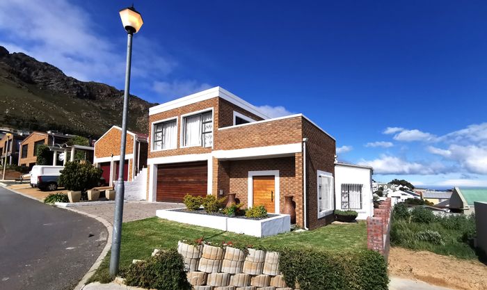 House for Sale in Mountainside: 4 bedrooms, sea views, double garage, balcony.