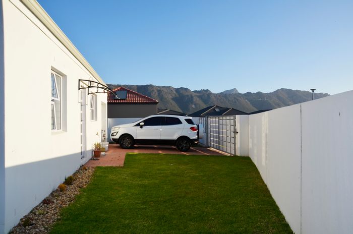 House For Sale in Fairview Golf Estate: Open-plan living, garage, spacious yard.