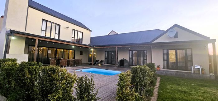 For Sale: House in Myburgh Park with pool, flat, and scenic views.