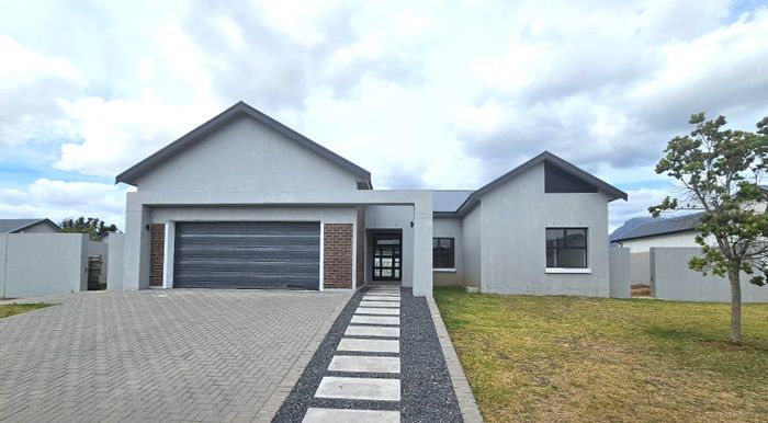 For Sale: House in Paarl South with 4 bedrooms, garden, and covered patio.