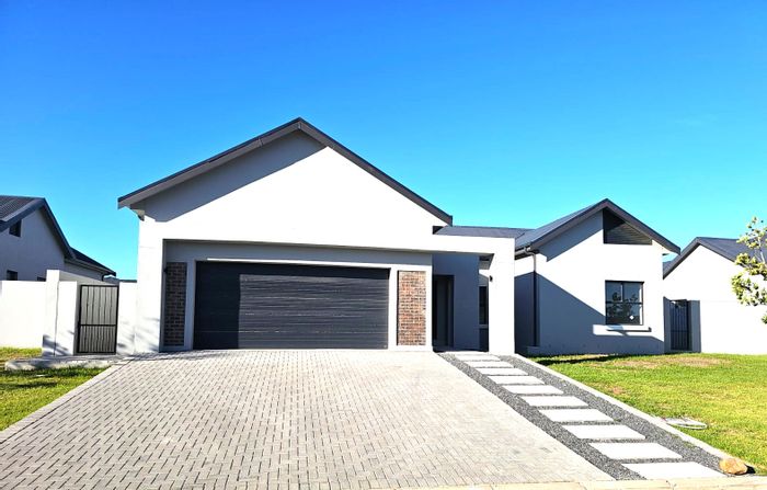 For Sale: House in Paarl South with 4 bedrooms, open plan kitchen, and green belts.