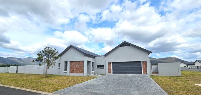 For Sale: House in Paarl South with indoor braai, spacious garden, customizable finishes.