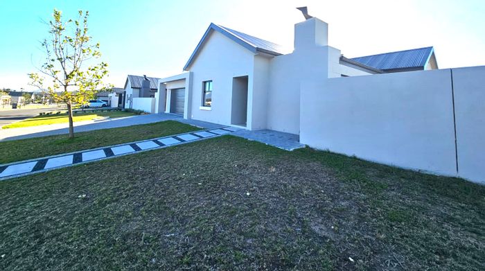 For Sale: House in Paarl South with open plan kitchen, braai room, and green belts.