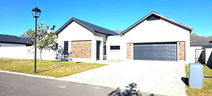 For Sale: House in Paarl South with 3 bedrooms, braai room, and spacious garden.