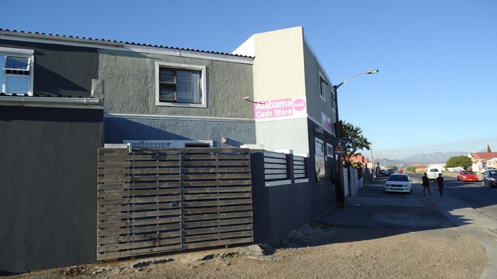 Eight-bedroom house with rental potential and flatlet for sale in Belhar.