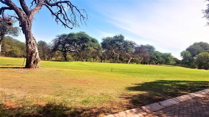 For Sale: House in Kathu Central with guesthouse, spa, and golf access.