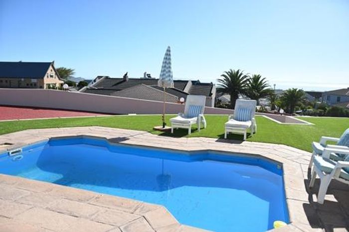 Spacious Myburgh Park house for sale: 6 bedrooms, pool, dual kitchens, ample parking.