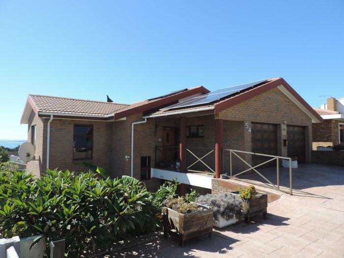 House for Sale in Saldanha Central: Three bedrooms, flat, solar power, security.