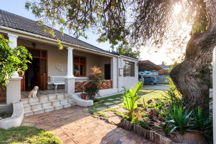 Lochnerhof House For Sale: 4 bedrooms, pool, flatlet, and ample parking.