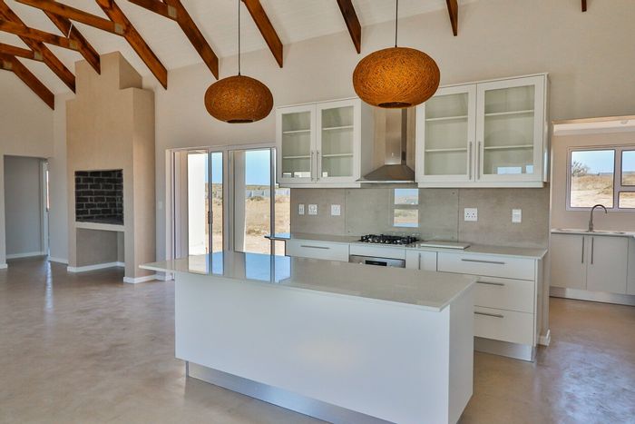For Sale: House in Hoogland with 3 beds, security, garage, and scenic views.