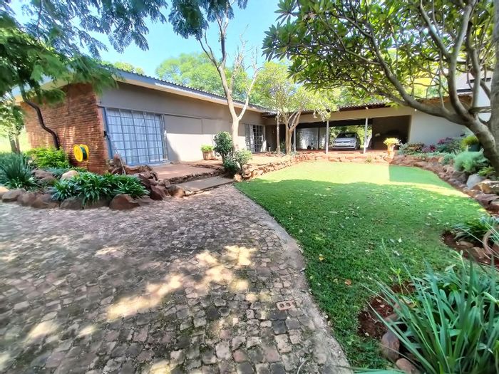 For Sale: Small Holding in Patryshoek AH with spacious living, guest cottage, and expansive grounds.