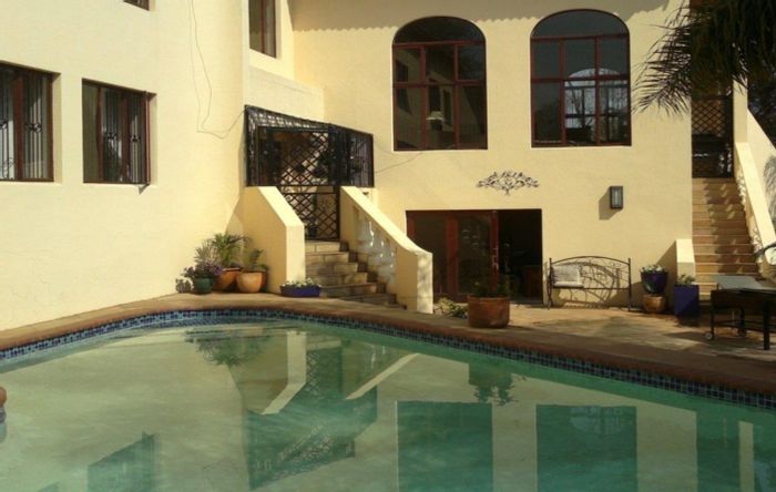 Florauna House For Sale: 5 bedrooms, pool, bar, wine cellar, and garage.