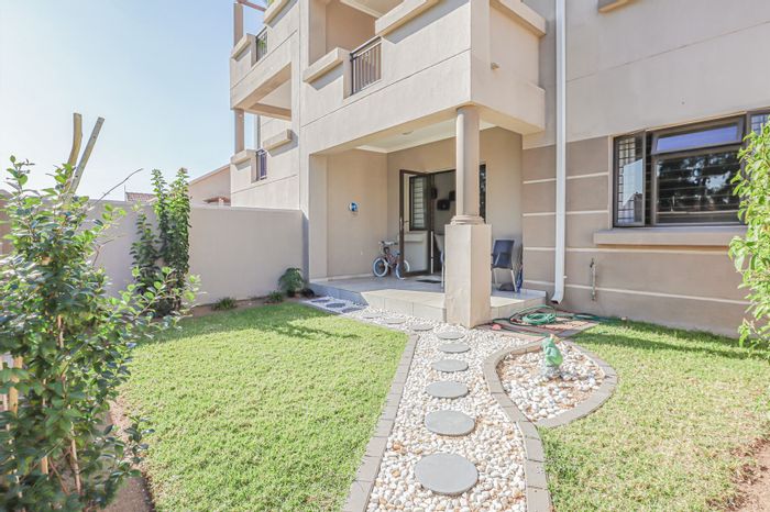 Broadacres Apartment For Sale: 2 beds, garden, clubhouse, pool, 24-hour security.