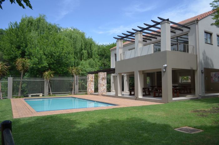 Paulshof Apartment For Sale: Secure complex, pool, clubhouse, and close to amenities.