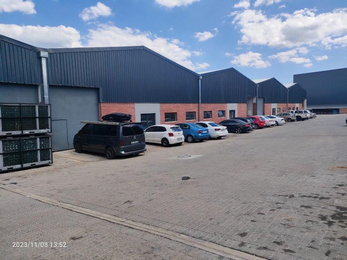 Industrial unit to rent in Cosmo Business Park with secure access and ample yard space.