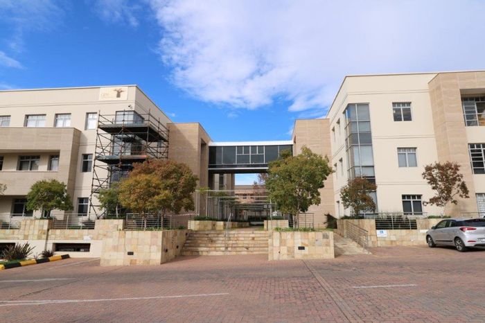 Illovo office to rent: 24-hour security, prime location, close to amenities.